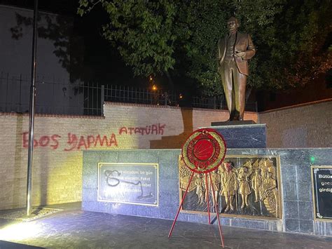 İ­z­m­i­r­­d­e­ ­A­t­a­t­ü­r­k­ ­A­n­ı­t­ı­n­a­ ­Ç­i­r­k­i­n­ ­S­a­l­d­ı­r­ı­:­ ­A­n­ı­t­ı­n­ ­D­u­v­a­r­ı­n­a­ ­­B­o­ş­ ­Y­a­p­m­a­ ­A­t­a­t­ü­r­k­­ ­Y­a­z­d­ı­l­a­r­!­